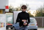Alphen aan de Rijn 9 oktober 2016
Myrthe Mylius wordt thuis gebracht door (goede) vriend Sebastian Schneberger. Hij heeft een mercedes met vleugeldeuren.