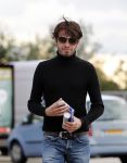Alphen aan de Rijn 9 oktober 2016
Myrthe Mylius wordt thuis gebracht door (goede) vriend Sebastian Schneberger. Hij heeft een mercedes met vleugeldeuren.