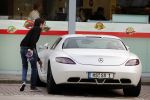 Alphen aan de Rijn 9 oktober 2016
Myrthe Mylius wordt thuis gebracht door (goede) vriend Sebastian Schneberger. Hij heeft een mercedes met vleugeldeuren.
