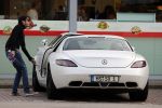 Alphen aan de Rijn 9 oktober 2016
Myrthe Mylius wordt thuis gebracht door (goede) vriend Sebastian Schneberger. Hij heeft een mercedes met vleugeldeuren.