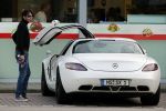 Alphen aan de Rijn 9 oktober 2016
Myrthe Mylius wordt thuis gebracht door (goede) vriend Sebastian Schneberger. Hij heeft een mercedes met vleugeldeuren.