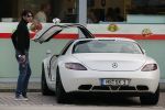 Alphen aan de Rijn 9 oktober 2016
Myrthe Mylius wordt thuis gebracht door (goede) vriend Sebastian Schneberger. Hij heeft een mercedes met vleugeldeuren.