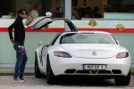 Alphen aan de Rijn 9 oktober 2016
Myrthe Mylius wordt thuis gebracht door (goede) vriend Sebastian Schneberger. Hij heeft een mercedes met vleugeldeuren.