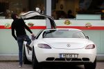 Alphen aan de Rijn 9 oktober 2016
Myrthe Mylius wordt thuis gebracht door (goede) vriend Sebastian Schneberger. Hij heeft een mercedes met vleugeldeuren.