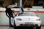 Alphen aan de Rijn 9 oktober 2016
Myrthe Mylius wordt thuis gebracht door (goede) vriend Sebastian Schneberger. Hij heeft een mercedes met vleugeldeuren.