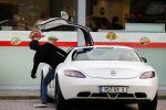 Alphen aan de Rijn 9 oktober 2016
Myrthe Mylius wordt thuis gebracht door (goede) vriend Sebastian Schneberger. Hij heeft een mercedes met vleugeldeuren.