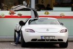Alphen aan de Rijn 9 oktober 2016
Myrthe Mylius wordt thuis gebracht door (goede) vriend Sebastian Schneberger. Hij heeft een mercedes met vleugeldeuren.