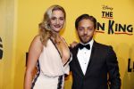 Scheveningen 30 oktober 2016
Premiere the lion king in het circustheater. Tommie Christiaan met vriendin Michelle Splietelhof