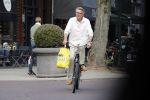 Amsterdam 1 oktober 2016
Ursul de Geer op de fiets op de cornelis schuytstraat