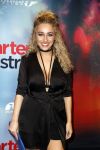 Amsterdam 24 oktober 2016
Premiere Hartenstrijd in Tuschinski. Zimra Geurts met zus