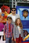 Amsterdam 2 augustus 2017  
Premiere emoji de film in pathe arena. Arjen Lubach met kinderen van zijn vriendin