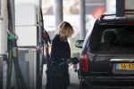 Amsterdam 21 oktober 2017
Candy Dulfer gaat tanken en met een kennis geld pinnen