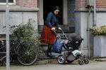Amsterdam 4 oktober 2017
Caro Emerald met kinderwagen bij haar huis