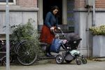 Amsterdam 4 oktober 2017
Caro Emerald met kinderwagen bij haar huis