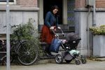 Amsterdam 4 oktober 2017
Caro Emerald met kinderwagen bij haar huis