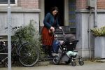Amsterdam 4 oktober 2017
Caro Emerald met kinderwagen bij haar huis