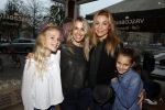 Amsterdam 24 oktober 2017
Boekpresentatie Vivian Reijs . Froukje de Both met dochter