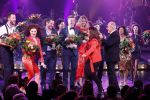 Utrecht 29 oktober 2017
Premiere on your feet in beatrixtheater in Utrecht. Gloria Estefan en haar man Emilio met Jim Bakkum  Vajen van den Bosch Nurlaila en Ellen Evers  tijdens het slotapplaus na afloop van de premiere van de musical On Your Feet!