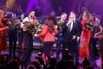 Utrecht 29 oktober 2017
Premiere on your feet in beatrixtheater in Utrecht. Gloria Estefan en haar man Emilio met Jim Bakkum  Vajen van den Bosch Nurlaila en Ellen Evers  tijdens het slotapplaus na afloop van de premiere van de musical On Your Feet!