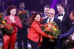 Utrecht 29 oktober 2017
Premiere on your feet in beatrixtheater in Utrecht. Gloria Estefan en haar man Emilio met Jim Bakkum  Vajen van den Bosch Nurlaila en Ellen Evers  tijdens het slotapplaus na afloop van de premiere van de musical On Your Feet!