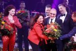 Utrecht 29 oktober 2017
Premiere on your feet in beatrixtheater in Utrecht. Gloria Estefan en haar man Emilio met Jim Bakkum  Vajen van den Bosch Nurlaila en Ellen Evers  tijdens het slotapplaus na afloop van de premiere van de musical On Your Feet!