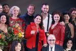 Utrecht 29 oktober 2017
Premiere on your feet in beatrixtheater in Utrecht. Gloria Estefan en haar man Emilio met Jim Bakkum  Vajen van den Bosch Nurlaila en Ellen Evers  tijdens het slotapplaus na afloop van de premiere van de musical On Your Feet!