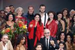 Utrecht 29 oktober 2017
Premiere on your feet in beatrixtheater in Utrecht. Gloria Estefan en haar man Emilio met Jim Bakkum  Vajen van den Bosch Nurlaila en Ellen Evers  tijdens het slotapplaus na afloop van de premiere van de musical On Your Feet!