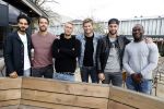 Amsterdam 26 oktober 2017 
De deelnemers-presentatie van het tv-programma Into The Waves Bovenste rij v.l.n.r. Miro Kloosterman, Joshua Nolet (ChefSpecila), Tim Douwsma, Donny Roelvink en Negativ (Maurits Delchot). Onderste rij v.l.n.r Nochtli Peralta Alvares, Touriya Haoud, Kay Nambiar, Christina Curry en Sonja Silva