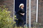 Nederhorst den Berg 4 oktober 2017
Jeanine Hennis-Plasschaert  wordt de dag na haar aftreden door haar chauffeur thuis opgehaald om haar ontslag aan te beiden bij Koning Willem Alexander
