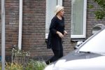 Nederhorst den Berg 4 oktober 2017
Jeanine Hennis-Plasschaert  wordt de dag na haar aftreden door haar chauffeur thuis opgehaald om haar ontslag aan te beiden bij Koning Willem Alexander