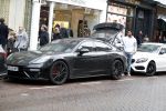 Amsterdam 11 november 2017
Kenny Tete met zijn nieuwe porsche panamera op de pc hooftstraat