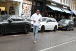 Amsterdam 11 november 2017
Kenny Tete met zijn nieuwe porsche panamera op de pc hooftstraat