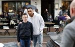 Amsterdam 11 november 2017
Kenny Tete met zijn nieuwe porsche panamera op de pc hooftstraat