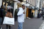 Amsterdam 11 november 2017
Kenny Tete met zijn nieuwe porsche panamera op de pc hooftstraat