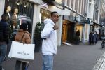 Amsterdam 11 november 2017
Kenny Tete met zijn nieuwe porsche panamera op de pc hooftstraat