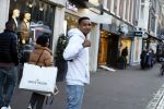 Amsterdam 11 november 2017
Kenny Tete met zijn nieuwe porsche panamera op de pc hooftstraat