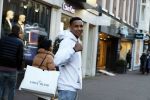 Amsterdam 11 november 2017
Kenny Tete met zijn nieuwe porsche panamera op de pc hooftstraat