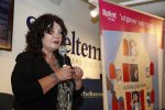 Amsterdam 16 oktober 2017
Boekpresentatie Marjolein Hurkmans . Angela Groothuizen ontvangt het eerste exemplaar.