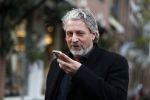 Amsterdam 6 november 2017  
Mark Teurlings bellend met zijn mobiel met daarop foto van zijn dochter