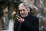 Amsterdam 6 november 2017  
Mark Teurlings bellend met zijn mobiel met daarop foto van zijn dochter