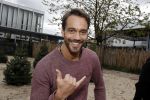 Amsterdam 26 oktober 2017 
De deelnemers-presentatie van het tv-programma Into The Waves Bovenste rij v.l.n.r. Miro Kloosterman, Joshua Nolet (ChefSpecila), Tim Douwsma, Donny Roelvink en Negativ (Maurits Delchot). Onderste rij v.l.n.r Nochtli Peralta Alvares, Touriya Haoud, Kay Nambiar, Christina Curry en Sonja Silva