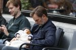 Amsterdam 14 oktober 2017 
Ronald de Boer met zijn zoontje op schoot op terras