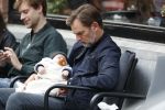 Amsterdam 14 oktober 2017 
Ronald de Boer met zijn zoontje op schoot op terras