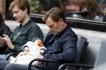 Amsterdam 14 oktober 2017 
Ronald de Boer met zijn zoontje op schoot op terras