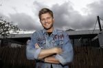 Amsterdam 26 oktober 2017 
De deelnemers-presentatie van het tv-programma Into The Waves Bovenste rij v.l.n.r. Miro Kloosterman, Joshua Nolet (ChefSpecila), Tim Douwsma, Donny Roelvink en Negativ (Maurits Delchot). Onderste rij v.l.n.r Nochtli Peralta Alvares, Touriya Haoud, Kay Nambiar, Christina Curry en Sonja Silva