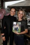 Amsterdam 24 oktober 2017
Boekpresentatie Vivian Reijs . Vivian ontvangt het eerste boek uit handen van Lieke v Lexmond