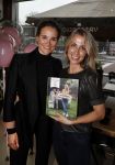 Amsterdam 24 oktober 2017
Boekpresentatie Vivian Reijs . Vivian ontvangt het eerste boek uit handen van Lieke v Lexmond