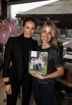 Amsterdam 24 oktober 2017
Boekpresentatie Vivian Reijs . Vivian ontvangt het eerste boek uit handen van Lieke v Lexmond