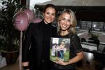 Amsterdam 24 oktober 2017
Boekpresentatie Vivian Reijs . Vivian ontvangt het eerste boek uit handen van Lieke v Lexmond