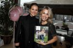 Amsterdam 24 oktober 2017
Boekpresentatie Vivian Reijs . Vivian ontvangt het eerste boek uit handen van Lieke v Lexmond